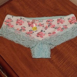 Lacey floral hipsters size L